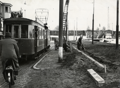 402157 Gezicht op de Leidseweg te Utrecht, tijdens werkzaamheden ten behoeve van verbreding van de weg, met links een ...
